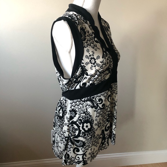 Black and White Sleeveless Top - Picture 3 of 6
